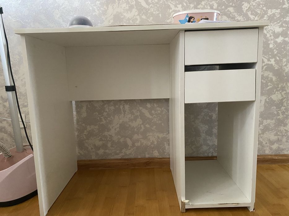 Прлдам 2 одинакових стола
