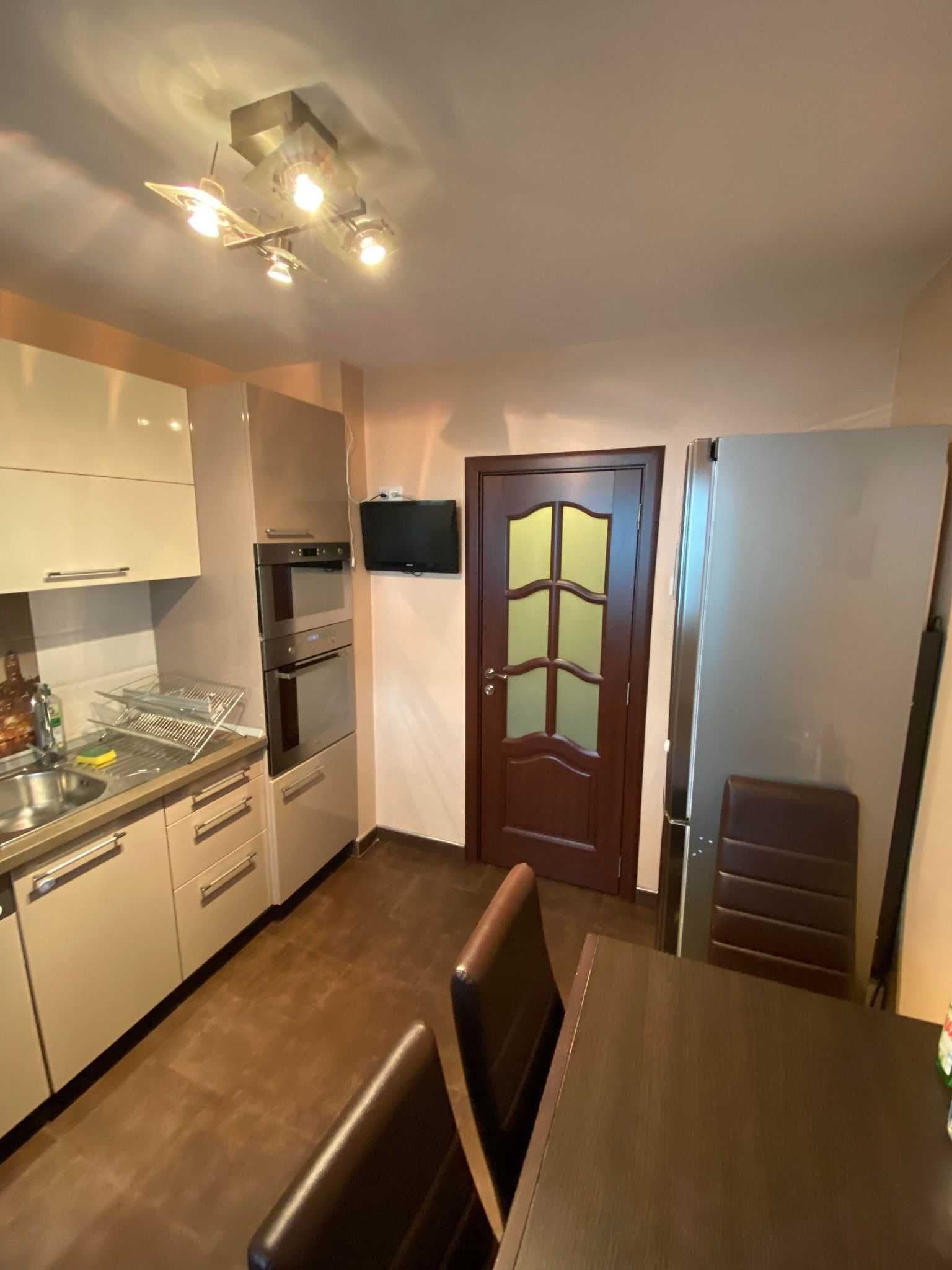 Apartament 3 camere, 2 bai, Mobiliat complet, Chisinau