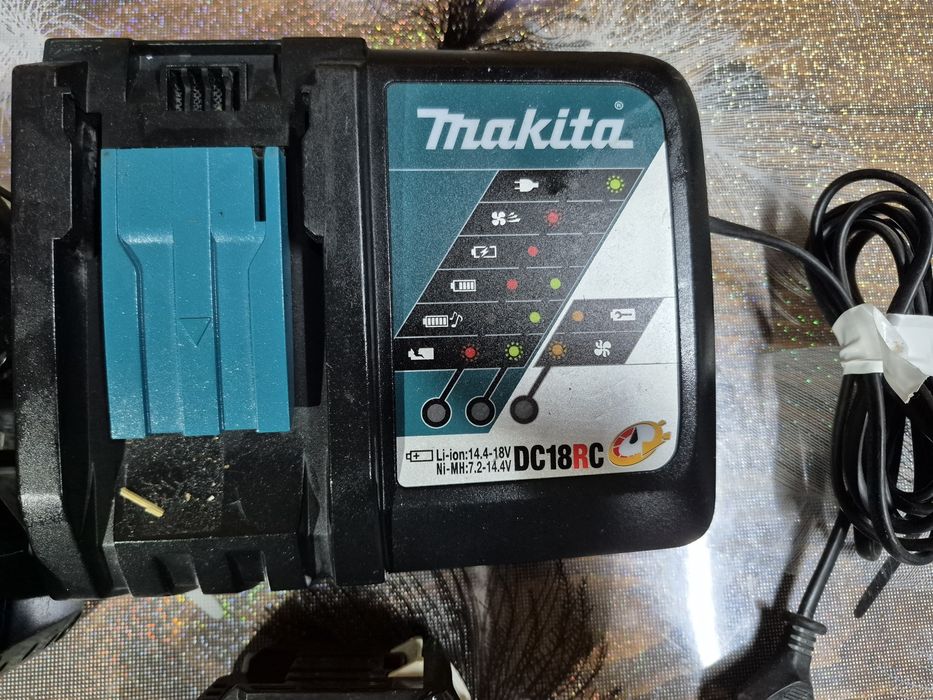 Acumulator baterie MAKITA 18v 4  5 ah si Incarcator MAKITA DC 18