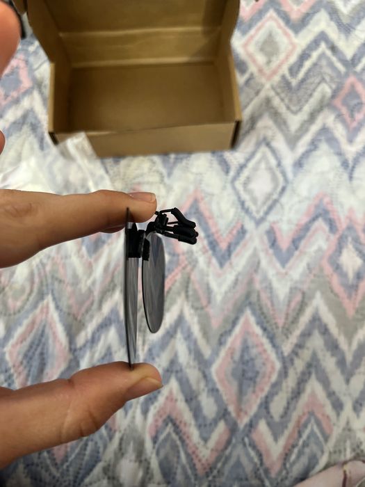 Универсален клипс за очила