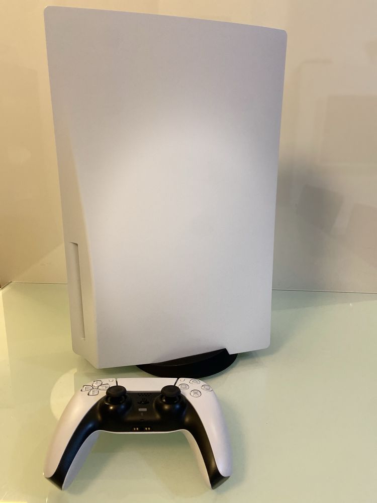 Sony PlayStation 5 + всички кабели, 2 игри и контролер