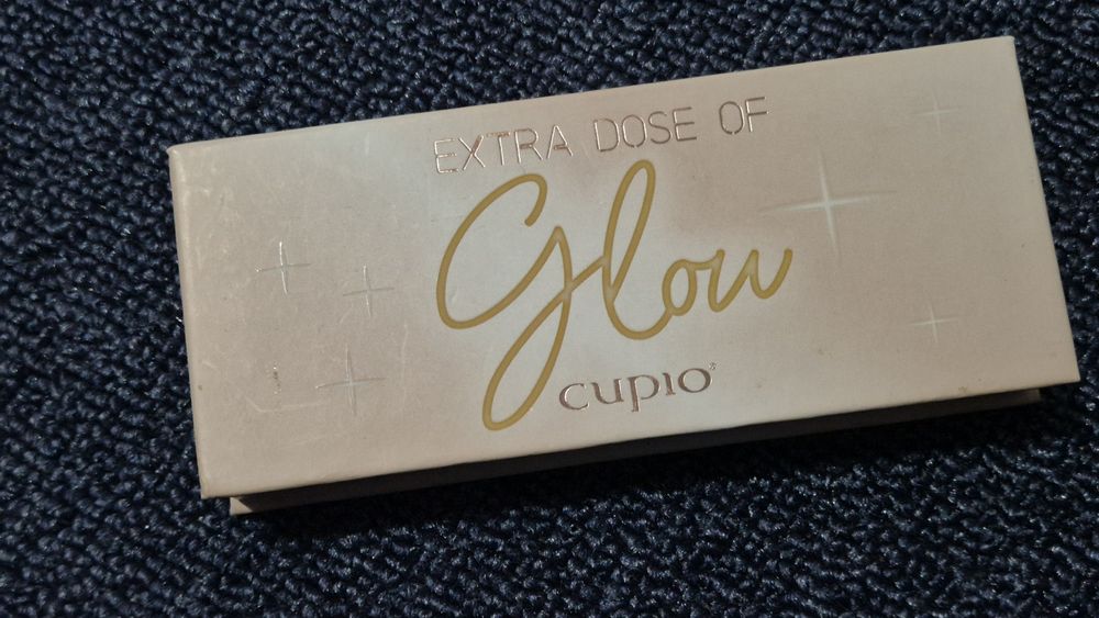 Gloss uri,palete fard si obraji