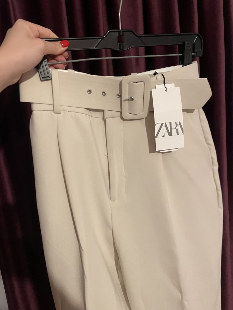Pantaloni Zara.