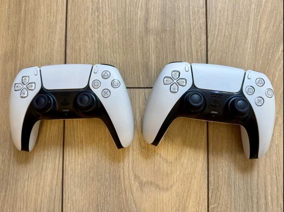 PS5 cu 3 manete ca nou