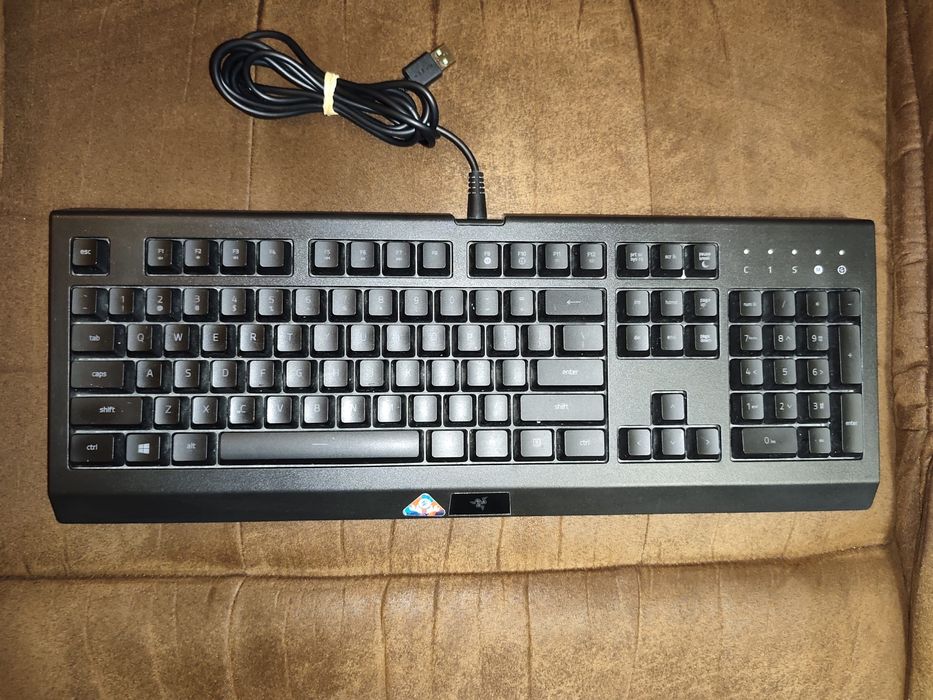 Sistem Desktop : Pc HP ProDesk + monitor Samsung + tastatura Razer