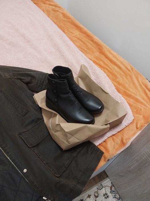 Vand rochii , geci si pantaloni .Aproape noi !