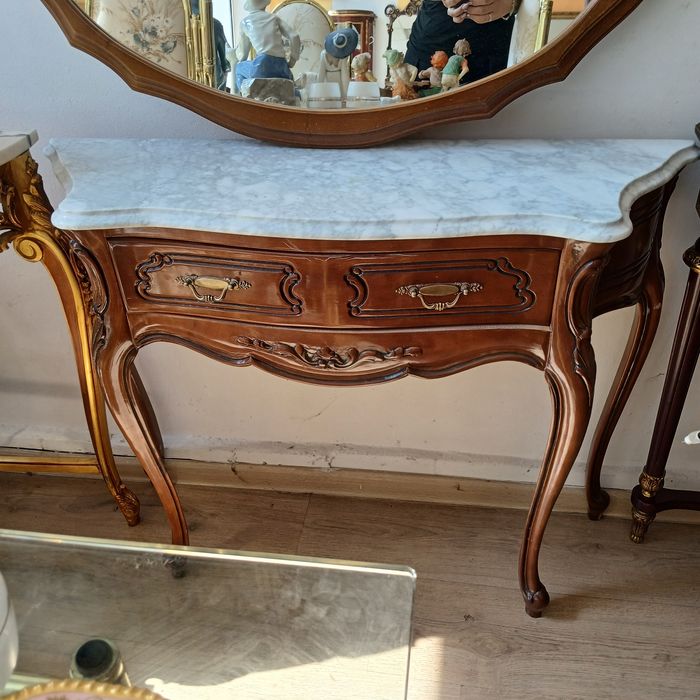 Дървена  конзола