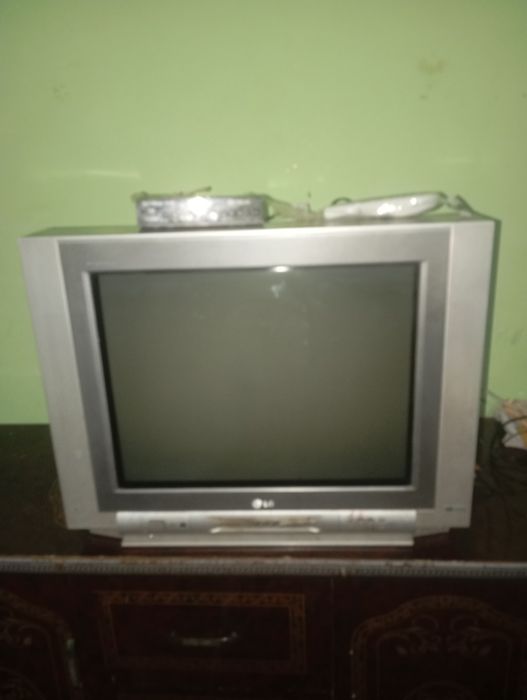 Televizor sotiladi lg