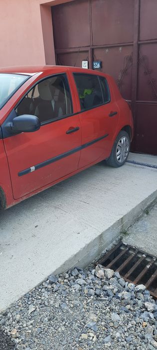 Vând renault clio 1,2 benzină