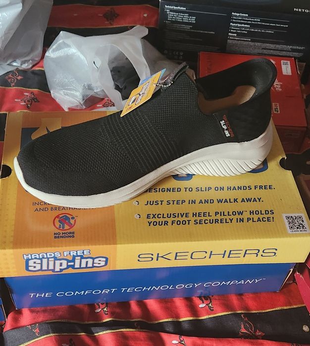 Vand 2 perechi pantofi piele nr 46 o pereche tenesi( Vans nr 46 si