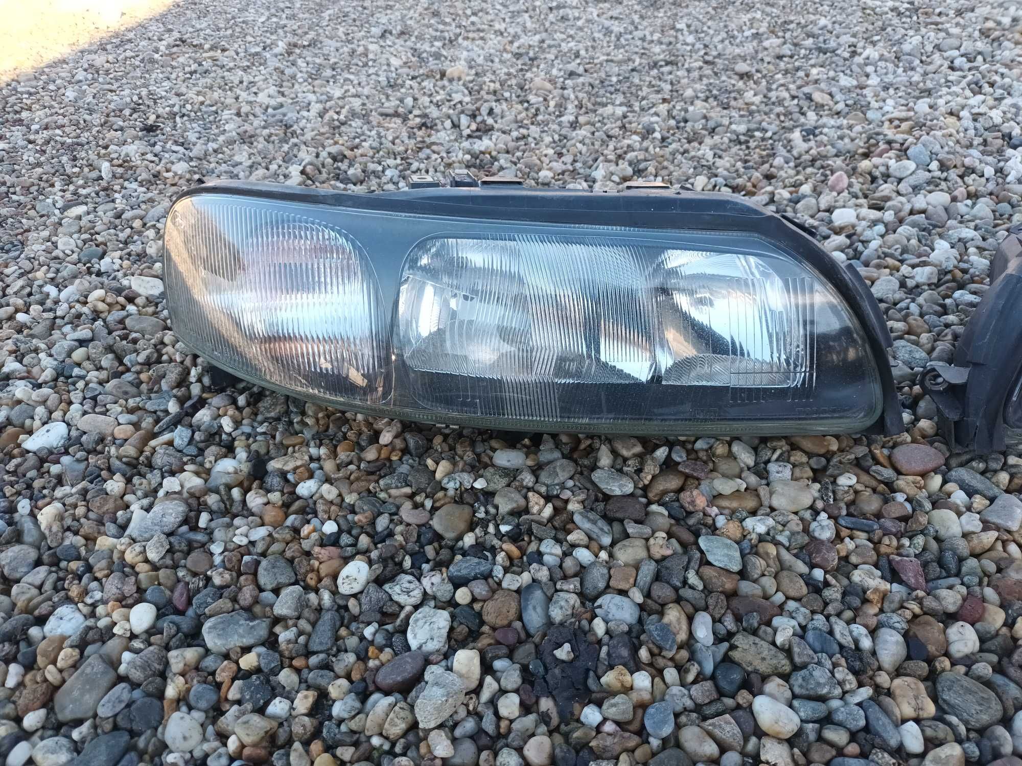 ляв и десен фар за волво с60 в70 VOLVO S60 V70