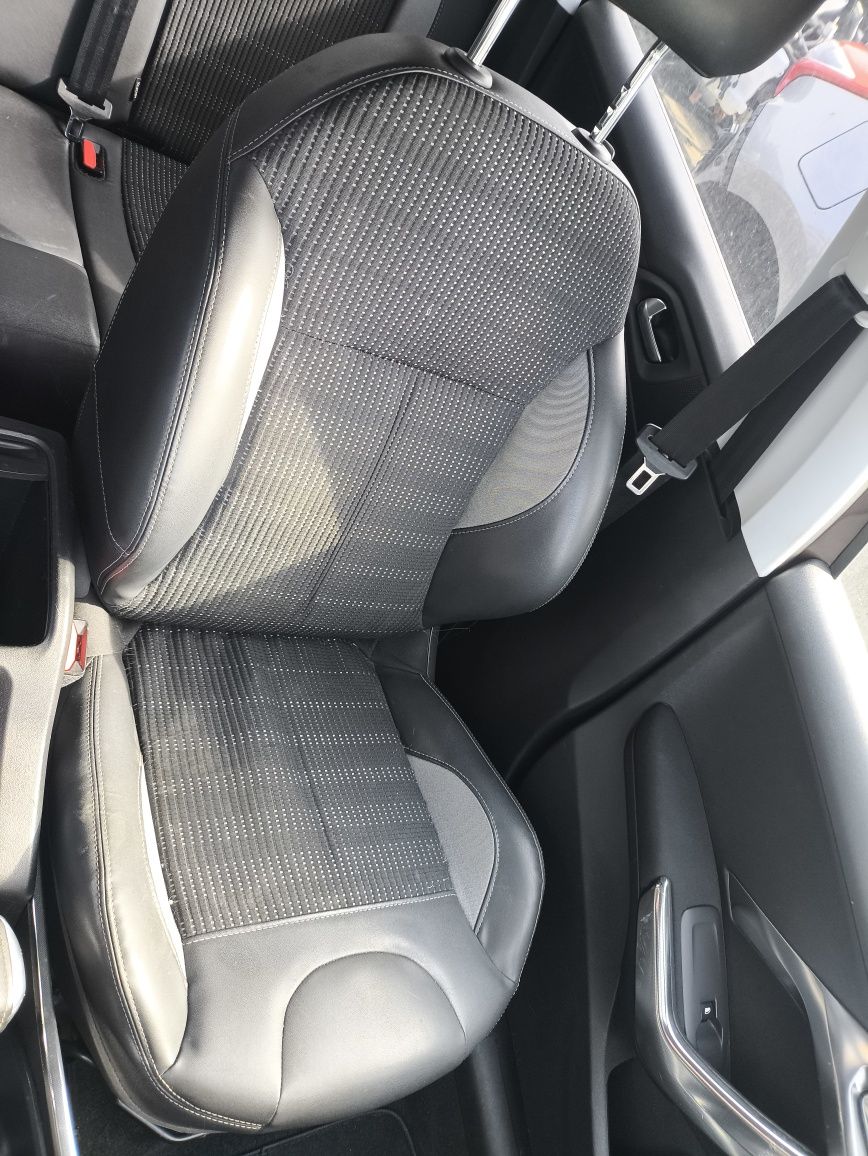 Салон за Пежо/Peugeot 2008