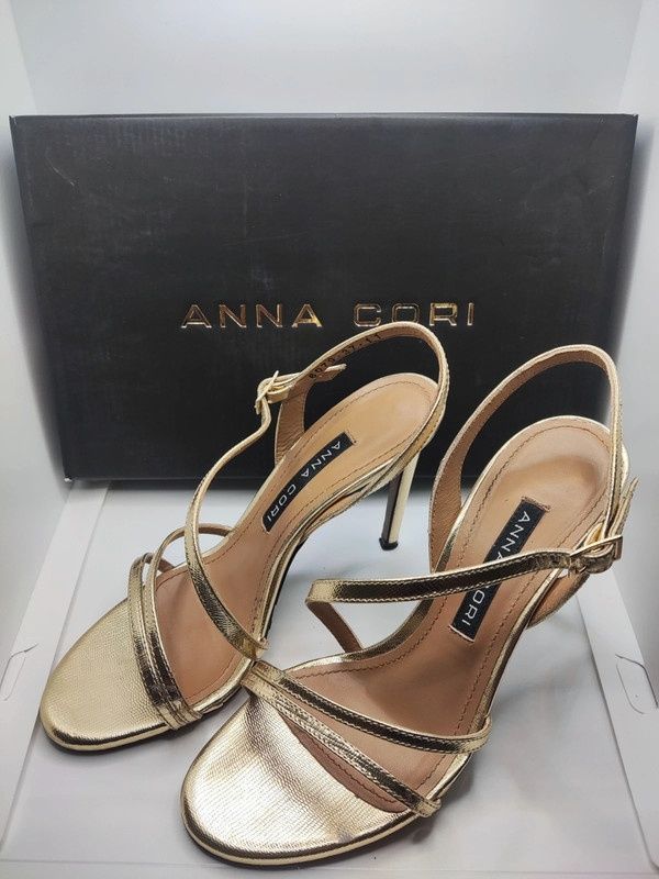 Sandale elegante din piele.