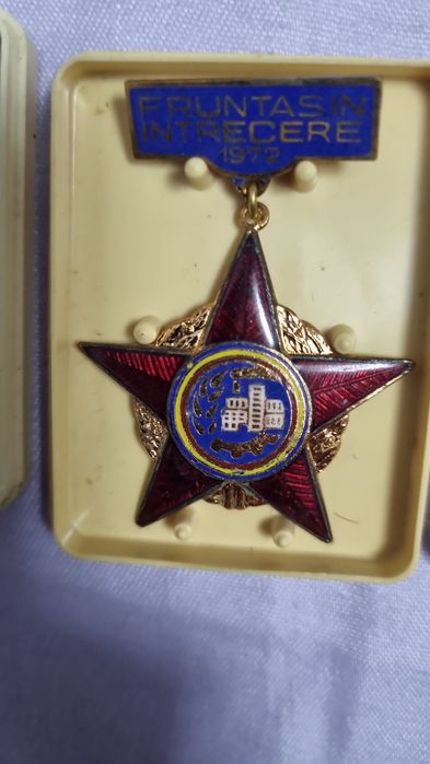 Vând insigne vechi