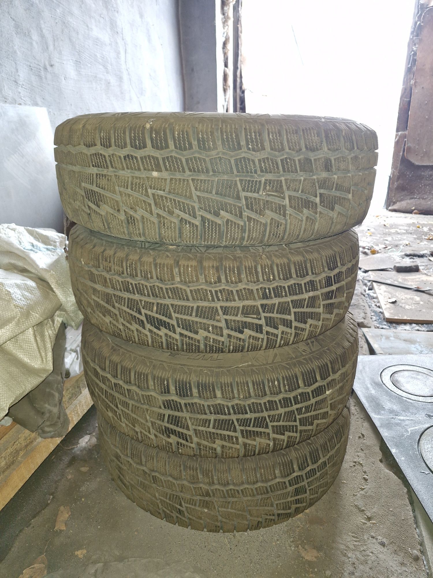 Продам шины зимние с дисками