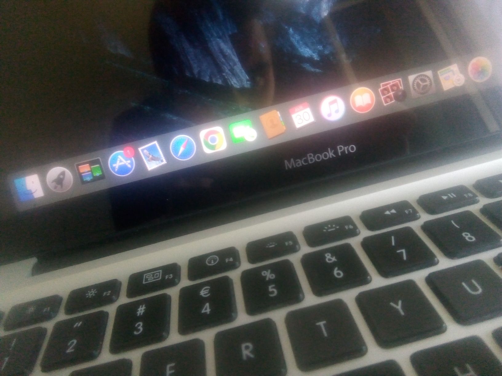 Vând laptop Apple MacBook Pro [ i7 | 8GB | 500GB | 3,5h ] //poze reale