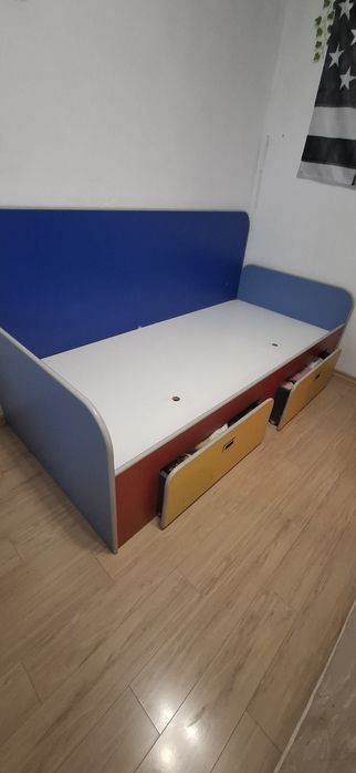 Pat de o singura persoana cu 2 sertare pentru depozitare si salte