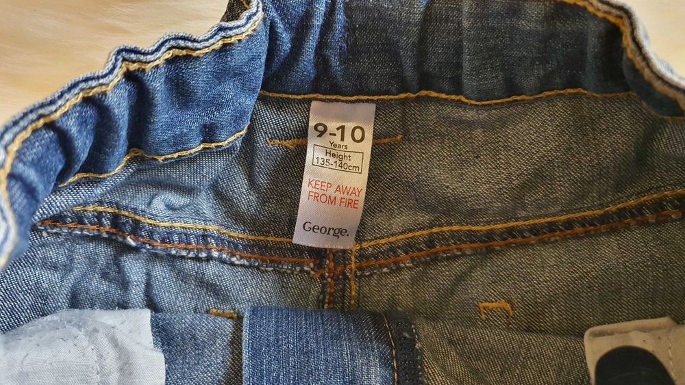 Pantaloni scurți din blugi marimea 9-10 ani