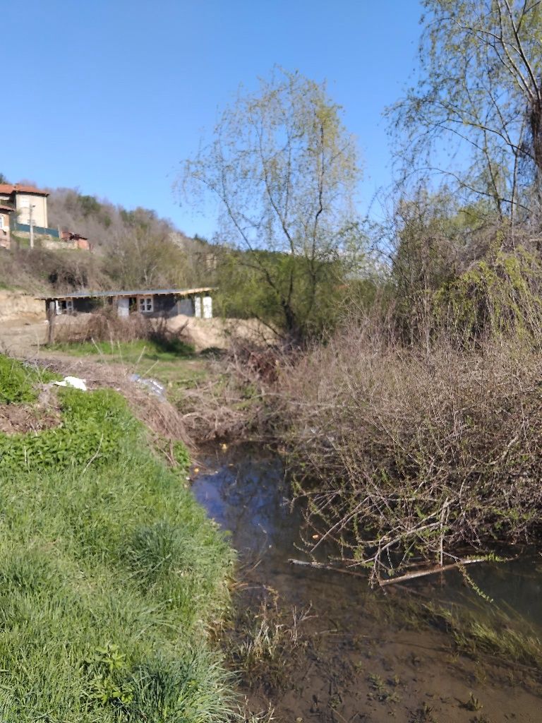 Продава парцел и стопанска сграда в с.Невестино