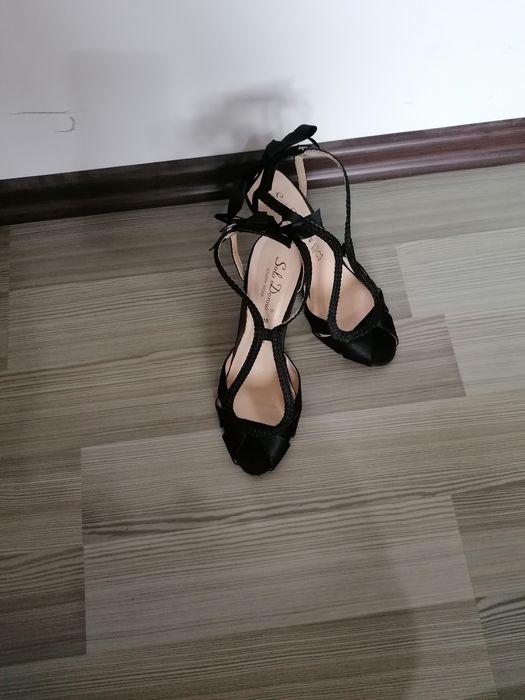 Vând sandale elegante cu fundița