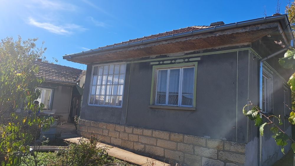 ПРОДАВА СЕ двор с къща