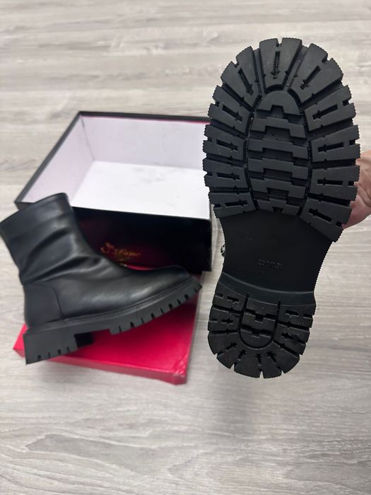 Продам новые зимние теплые сапоги 36ого размера на нескользящец платфо