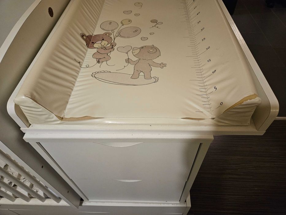 Patut bebelusi complet cu comoda si masa de infasat – stare buna