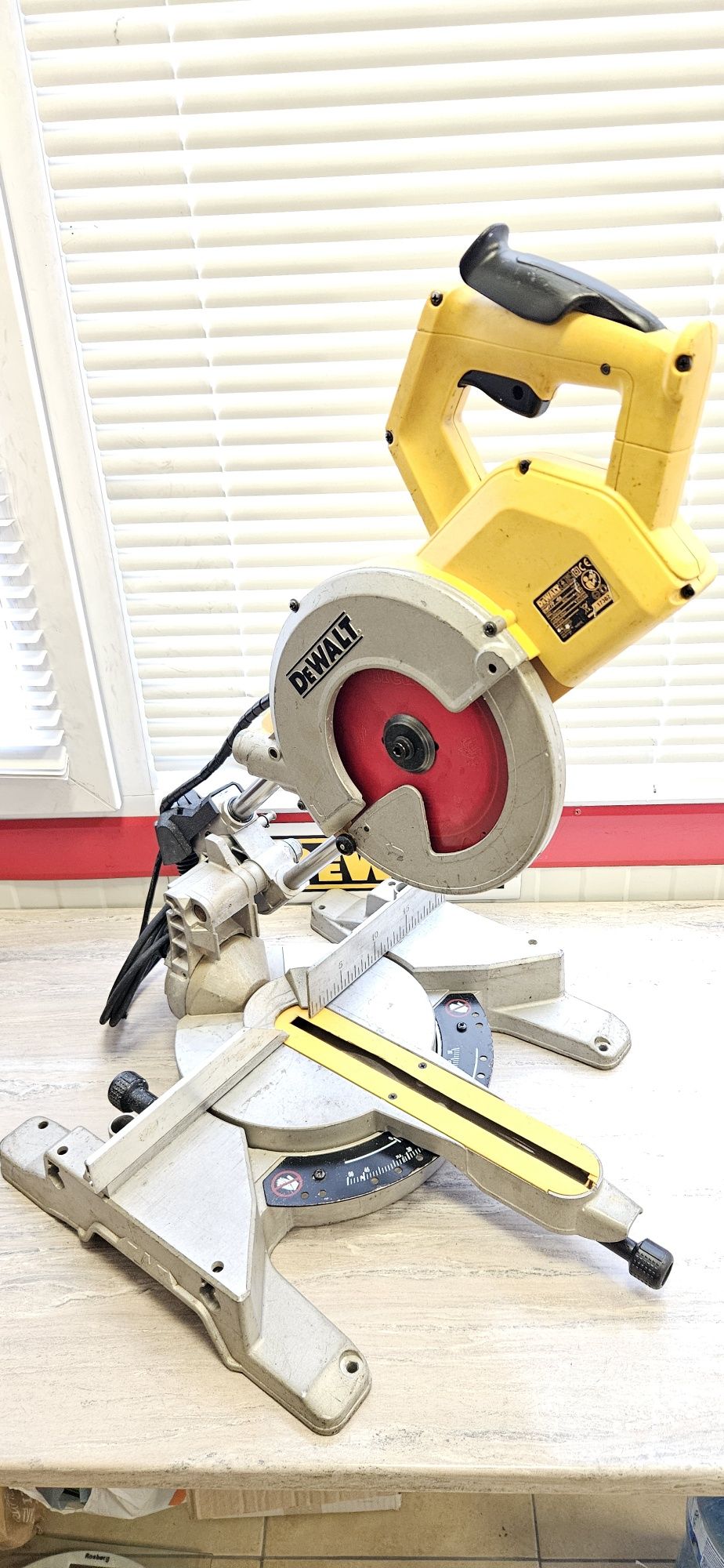 Dewalt Настолен Циркуляр DW777 220V
