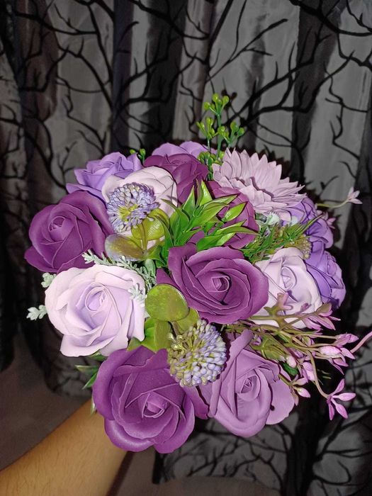 Realizez buchete și decorațiuni cu flori de sapun și flori artificiale