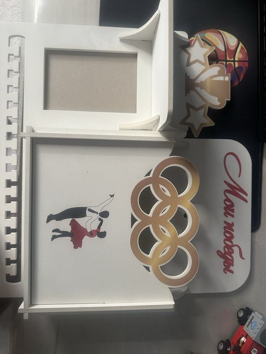 Продам медальницу