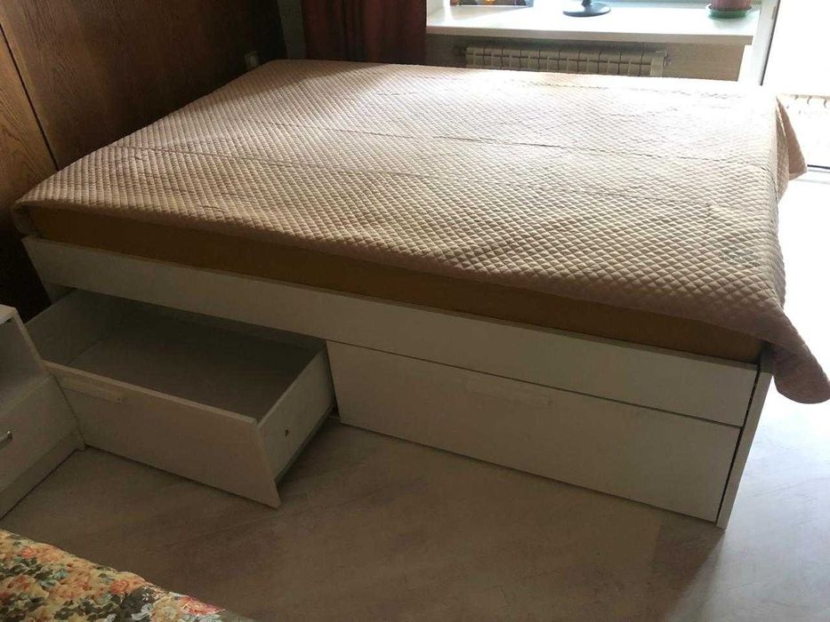 Кровать с полками