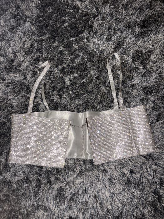 Топ с камъчета актуален