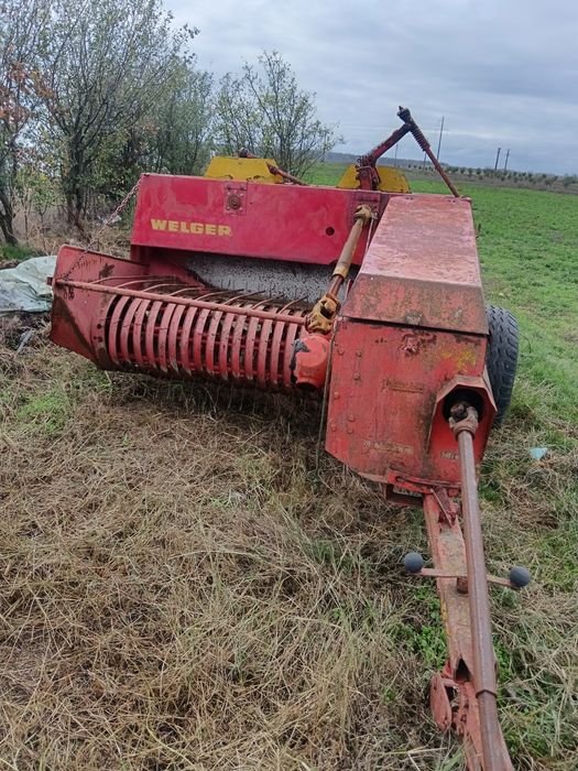 Vând o presă dreptunghiularā