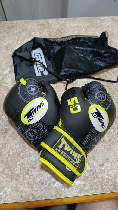 Продам боксерские перчатки