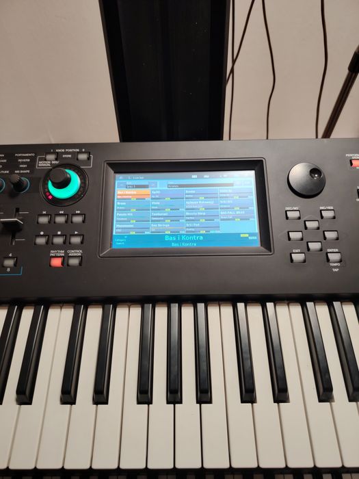 Vând Yamaha modx6 noua cu set că la kronos