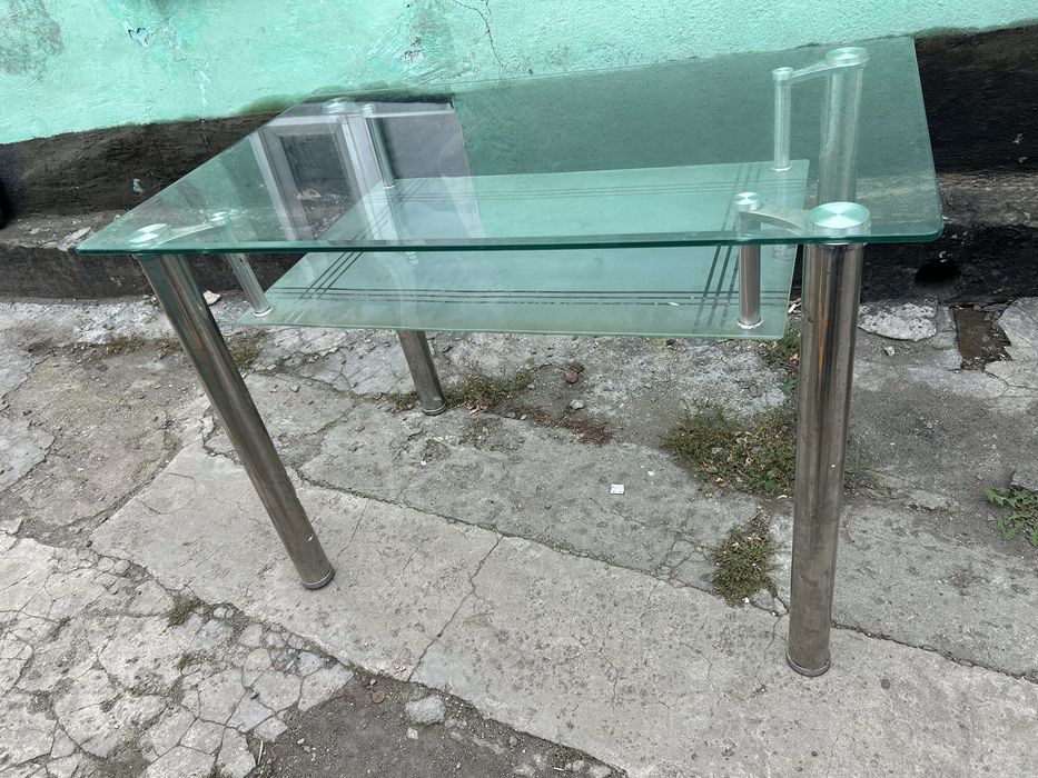 Продам стеклянный стол