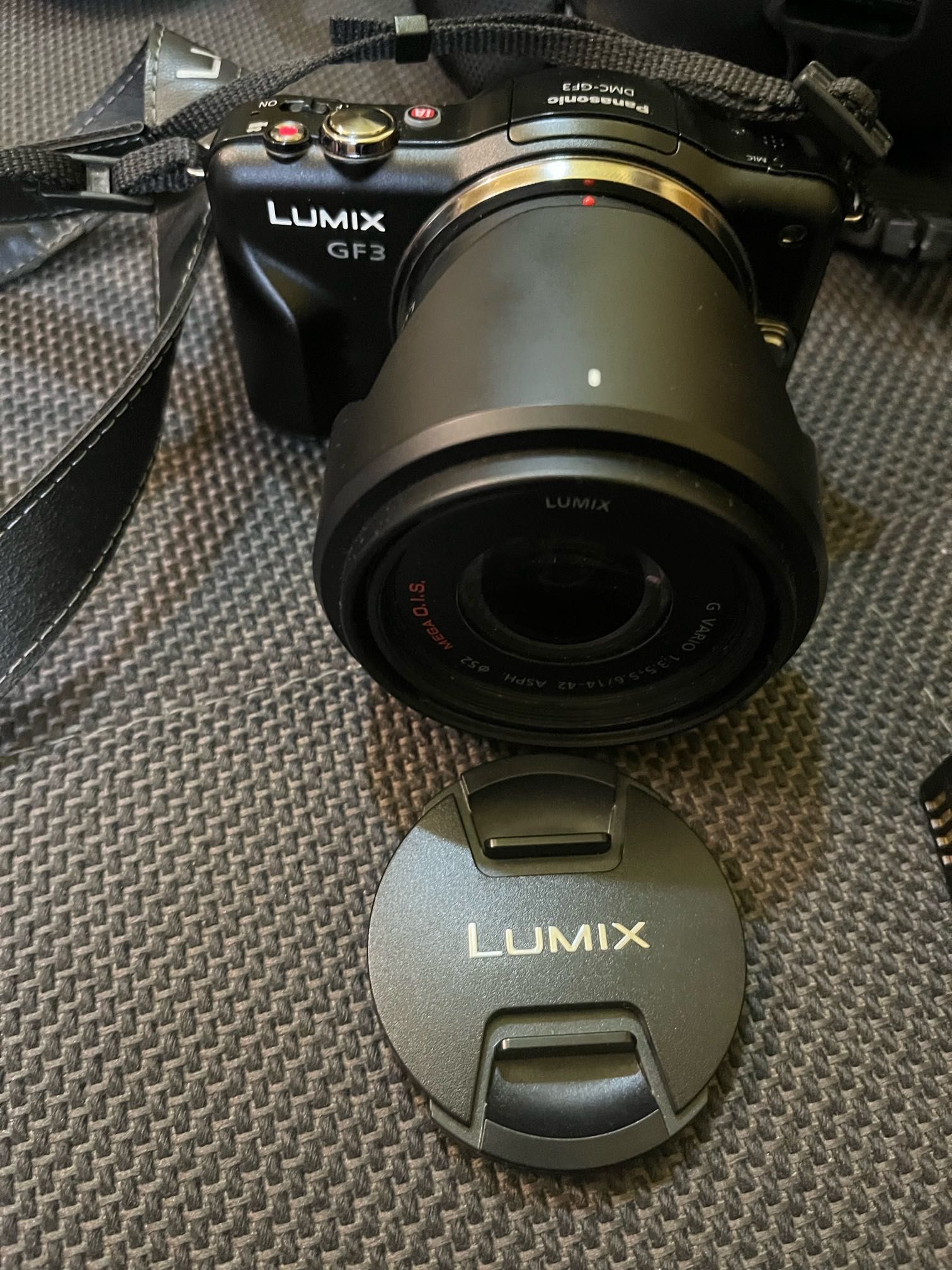 Panasonic DMC-GF3 cu doua obiective