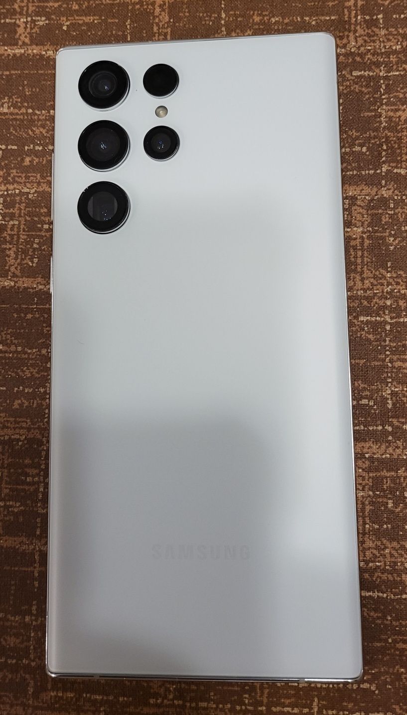 Продавам Samsung S22 ultra 128GB -8RAM