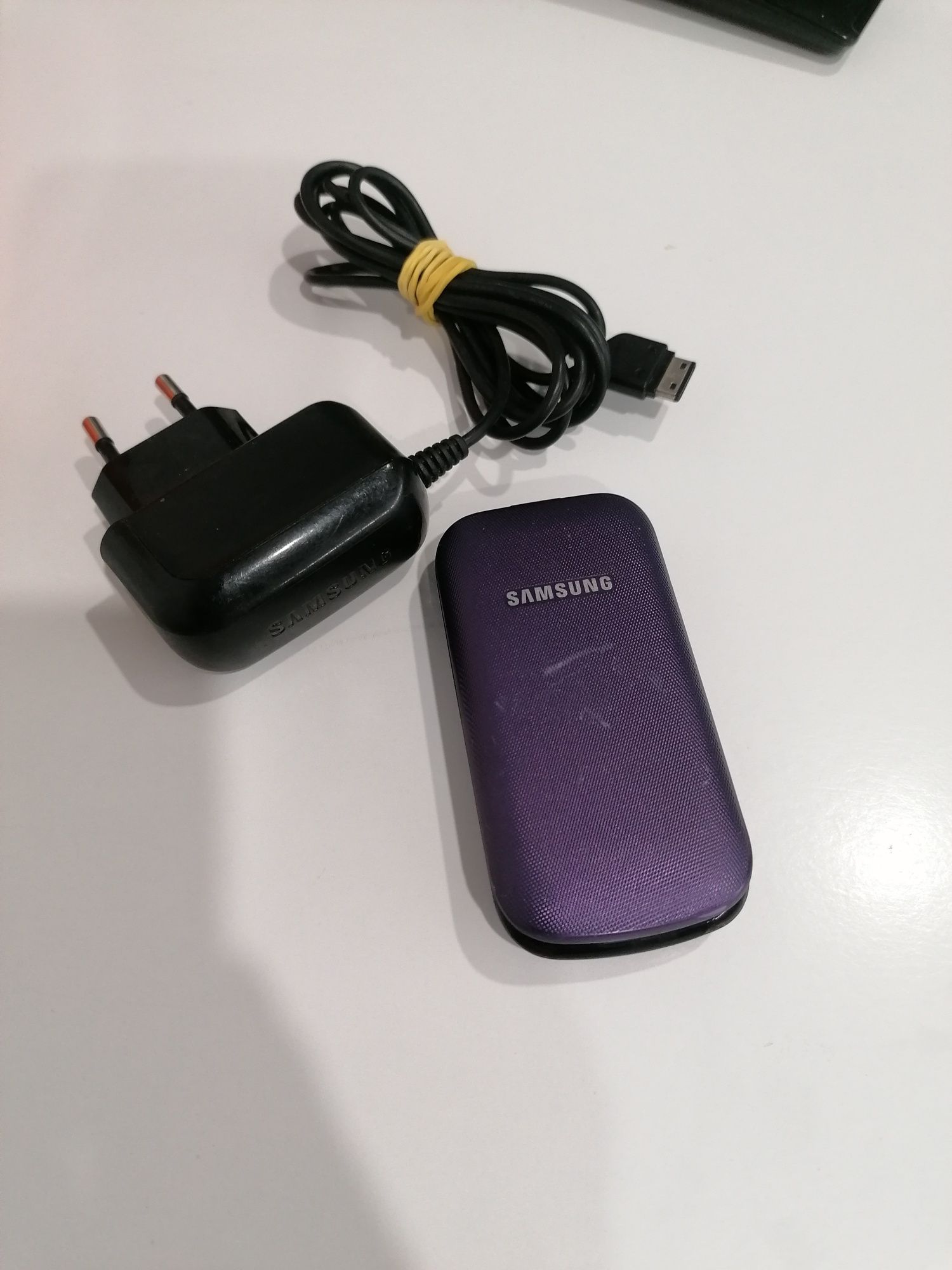 Telefon  Samsung cu clapeta GT - E1190  perfect funcțional
