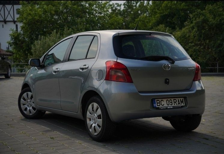 Toyota Yaris II Facelift 1.0 VVTI Echipare LUNA
