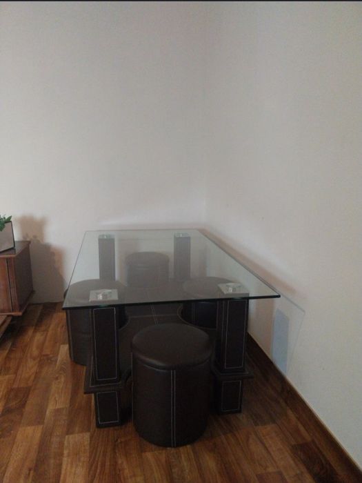 Masă de cafea cu desing rafinat + 4 tamburei!