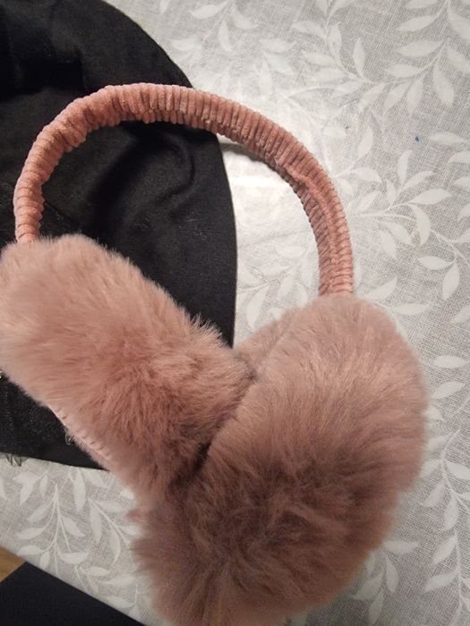 Дамска шапка с камъни