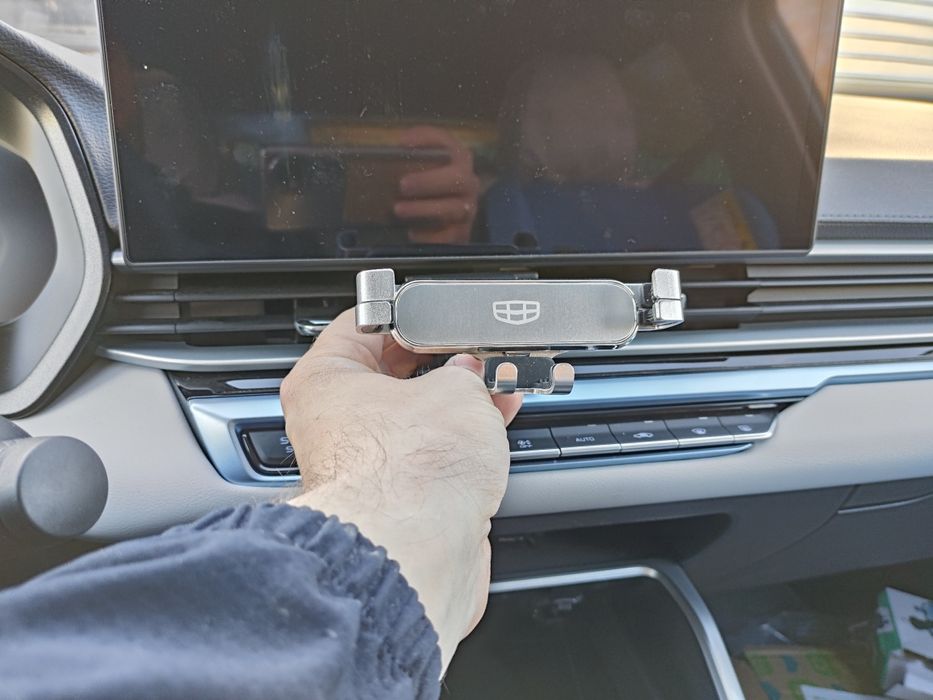 Держатель телефона geely emgrand 23года.