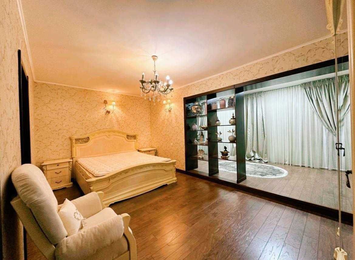 Продается стильная  квартира в самом центре. 3+2/3/5.