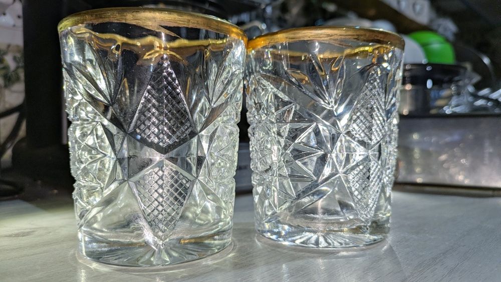 12 Pahare de lux cu inel aurit .