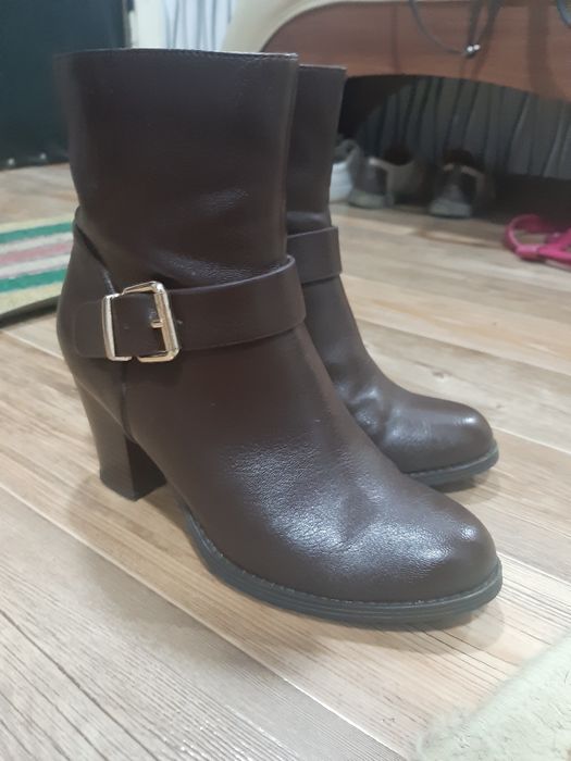 Продам ботинки женские