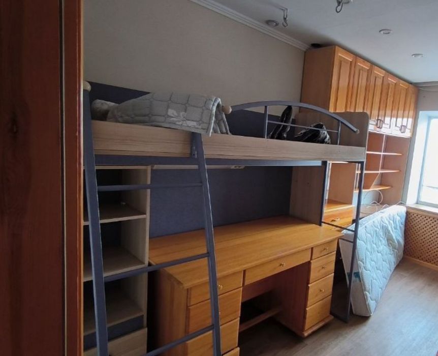 Двойка кровать-шкафчик и стол