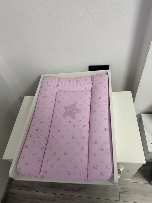 Vând comodă cu masă de înfășat incorporată