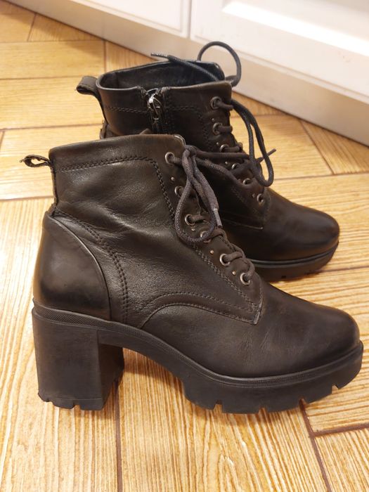 Ghete Quechua mărime 37. Piele naturala.