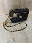 Чернa чанта тип куфарче Chanel